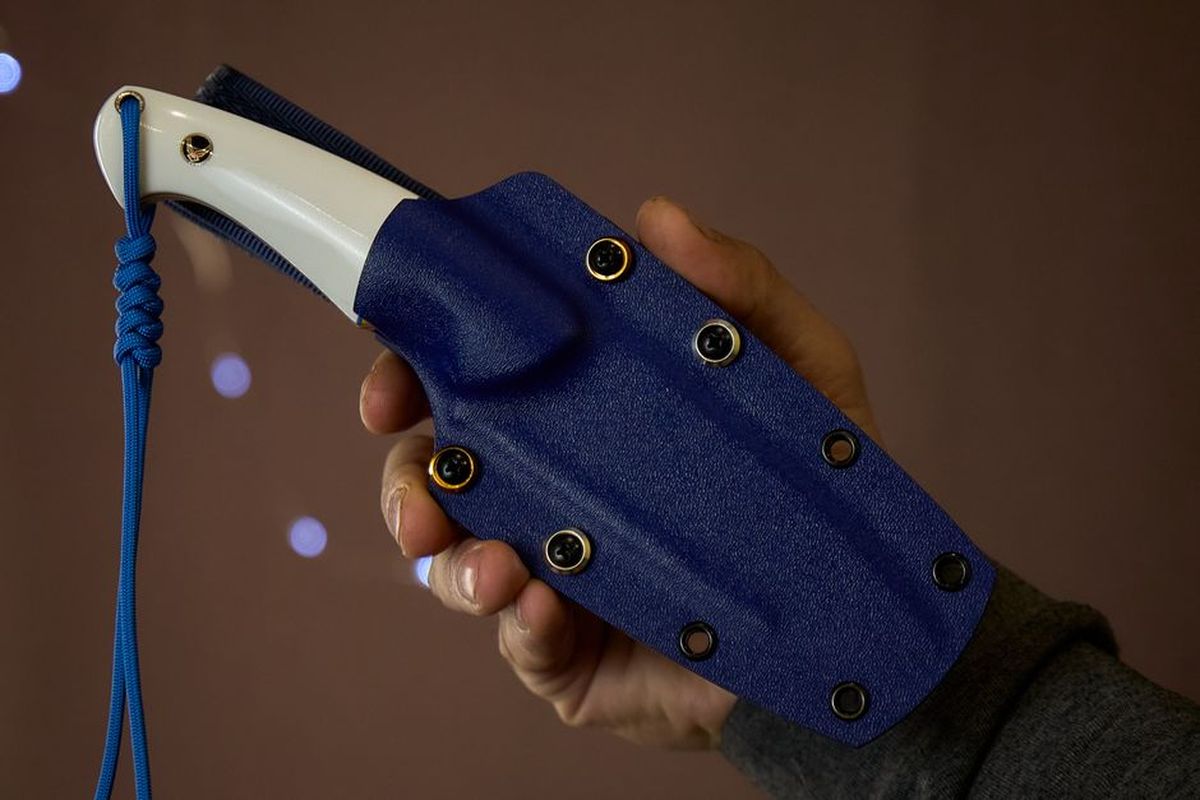 Fixed blade knife in kydex sheath, urban EDC carry option