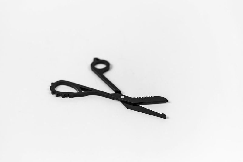 Black trauma shears, a blade-free cutting tool approved for nurse EDC