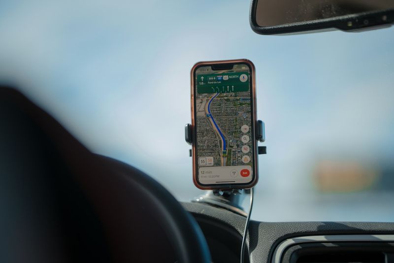 phone mount displaying navigation route on car dashboard for delivery driver