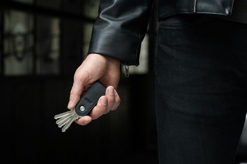 Person carrying a compact EDC key organizer case