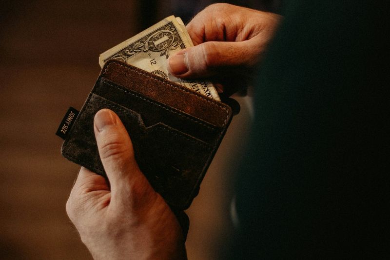 delivery driver wallet with cash for quick tip hand-offs