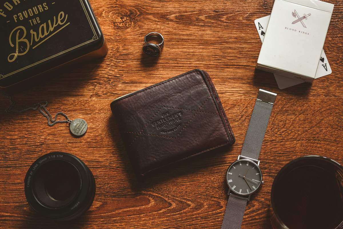 Money clip vs wallet for daily carry on a desk