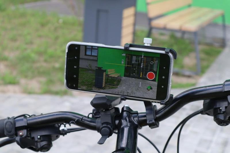 A phone mounted on bike handlebars for navigation during a commute